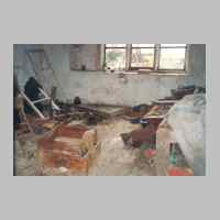 022-1261 Garbeningken im Sommer 1993. Grauenhafter Zustand des Erkerzimmers im Guts-haus Hoth.jpg